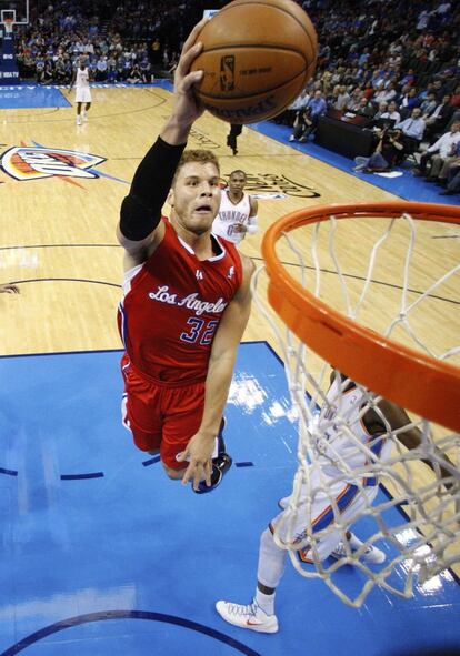 Blake Griffin, de los Clippers, a punto de machacar el aro de Oklahoma City Thunder