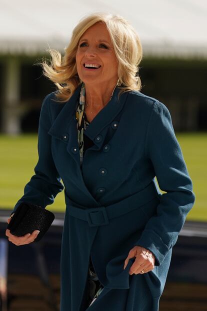 Jill Biden, primera dama de los Estados Unidos, ha acudido a Londres sin su marido a los eventos por la coronación de Carlos III y Camila. A la recepción de este viernes ha ido acompañada de su nieta, Finnegan Biden. "Es un honor representar a EE UU en este histórico momento y celebrar la especial relación entre nuestros países", señaló Jill Biden en su Twitter antes de partir rumbo a Londres.