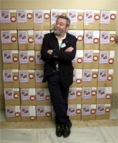El secretario general de UGT, Cándido Méndez, junto a las cajas que contienen las más de 500.000 firmas