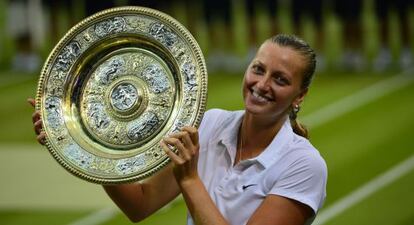 Petra Kvitova levanta el trofeo de campeona de Wimbledon.