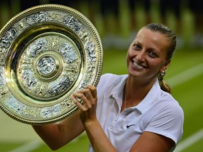 Petra Kvitova levanta el trofeo de campeona de Wimbledon.
