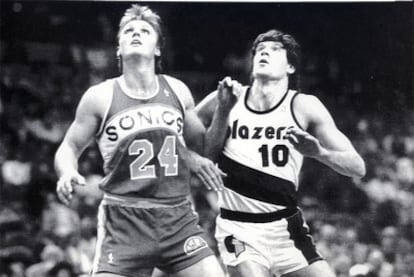 El madrileño abrió la senda para que los jugadores españoles dieran el salto a la NBA. Fue en 1986, cuando desemabrcó en los Trail Blazers de Portland. En la franquicia de Oregón, disputó 24 partidos en los que acumuló 146 minutos, 22 puntos y 28 rebotes. Las lesiones torpederon su rendimiento.