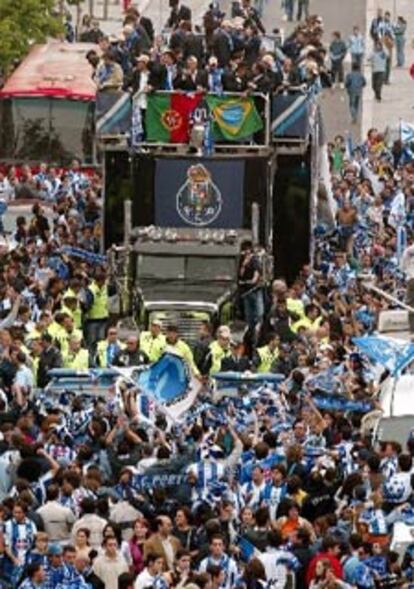 Miles de aficionados se echan a la calle para recibir al Oporto.