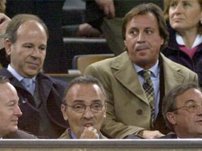 Joan Gaspart, en el palco junto a Josep Piqué y Florentino Pérez, durante el clásico.