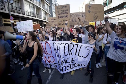 Estudiantes protestan por la LOMCE y las reválidas en Sevilla.