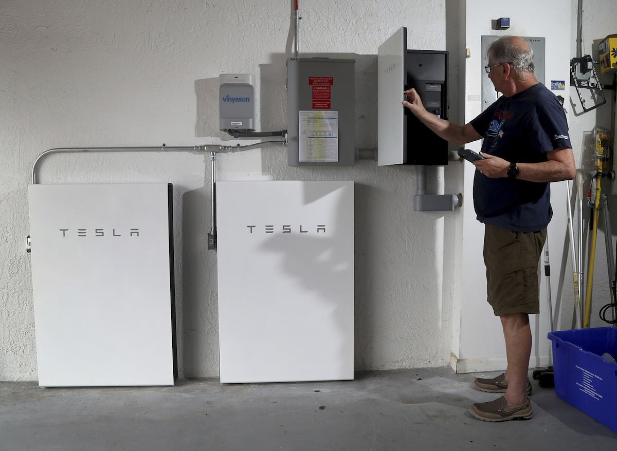Despite the 2023 slowdown, batteries in homes and companies near two gigawatt hours
