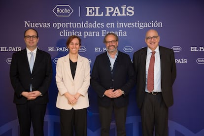 De izquierda a derecha, Patrick Wallach, director general de Roche Farma Espa?a, Mnica Garca, ministra de Sanidad, Juan Cantn, director general de Prensa de Prisa Media y Federico Plaza,  director de Corporate Affairs de Roche Farma, en el encuentro.