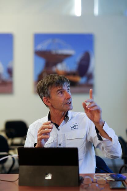 El astrofísico y director del observatorio ALMA, explica la recepción de datos espaciales.