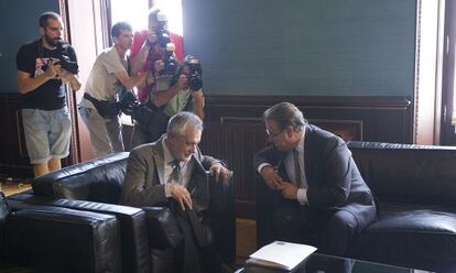 Gri&ntilde;&aacute;n y Zoido, antes de la reuni&oacute;n de este lunes en San Telmo.