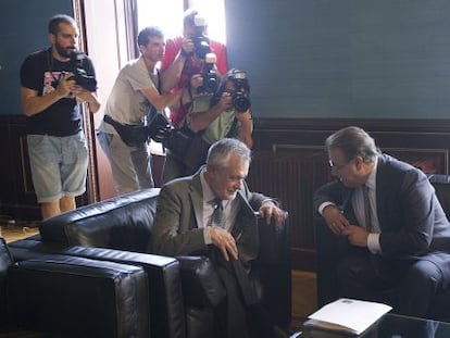 Gri&ntilde;&aacute;n y Zoido, antes de la reuni&oacute;n de este lunes en San Telmo.