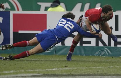 El francés Francois Trinh-Duc placa al galés George North.