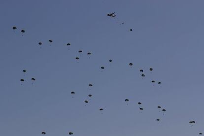 Soldados de las fuerzas especiales del Ejrcito surcoreano se lanzan en paracadas desde un avin militar durante el 69 aniversario del Da de las Fuerzas Armadas en en Pyeongtaek (Corea del Sur).