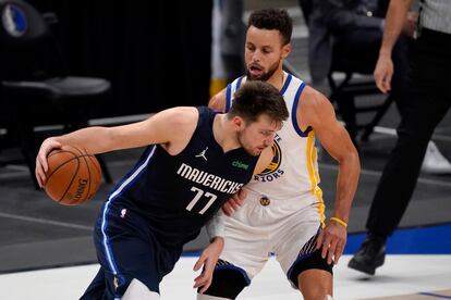 Luka Doncic y Stephen Curry en el Dallas-Golden State.