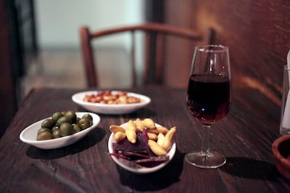 _Vino de Jerez con una tapa de cecina de Len en La Venencia: Foto: Almudena ?valos