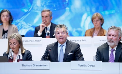 Thomas Glanzmann, presidente y CEO de Grifols, en el centro de la imagen, en la junta de accionistas de 2023 de Grifols.