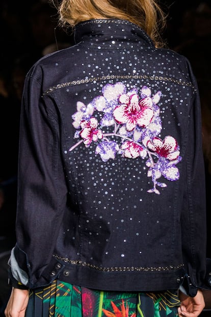 Las flores bordadas de Julien Fournie. Las cazadoras con detalles en la espalda son carne instantánea de street style (y ahora también forman parte de la Haute Couture).