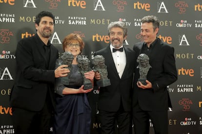 El plantel ganador por 'Truman': el director, Cesc Gay, la productora, Marta Esteban, el actor Ricardo Darín y el guionista Tomàs Aragay.