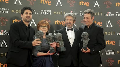 O elenco ganhador por 'Truman': o diretor, Cesc Gay, a produtora, Marta Esteban, o ator Ricardo Darín e o roteirista Tomàs Aragay.