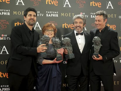 El plantel ganador por 'Truman': el director, Cesc Gay, la productora, Marta Esteban, el actor Ricardo Darín y el guionista Tomàs Aragay.