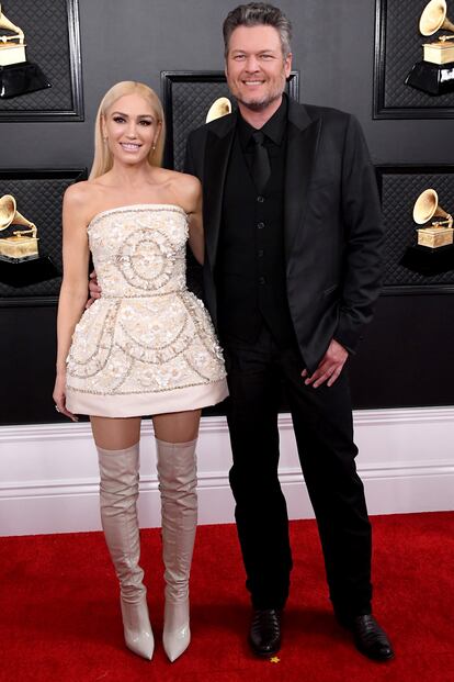 Gwen Stefani y Blake Shelton a su llegada al Staples Center de Los Ángeles. Gwen optó por un vestido corto combinado con botas de caña alta.