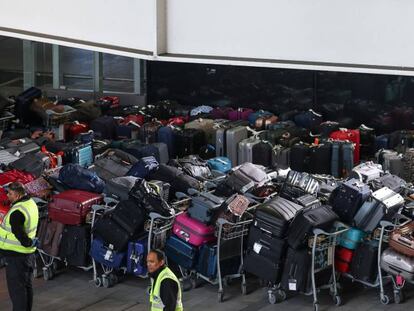 Operarios de Londres-Heathrow ante centenares de maletas perdidas el lunes.