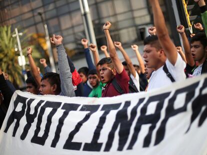 Una marcha en recuerdo de los 43 en Ciudad de México, en marzo.