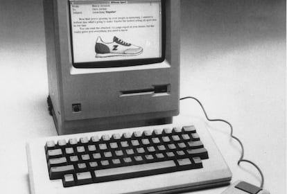 El Macintosh 128K revolucionó el mercado por sus características técnicas en 1984. Fue el primer ordenador personal que usaba una interfaz gráfica de usuario (GUI) y un ratón en lugar de la línea de comandos. Era accesible y amable, algo esencial en aquella época en la que nadie estaba familiarizado con estas máquinas caseras. Una nueva era había comenzado. En la imagen, Steve Jobs enseña en 2011 la computadora con la que inauguró su imperio. "Estamos a las puertas de un avance revolucionario, algo que cambiará la vida de mucha gente. Tanto como lo hizo el teléfono", dijo Jobs cuando lanzó su primer producto.