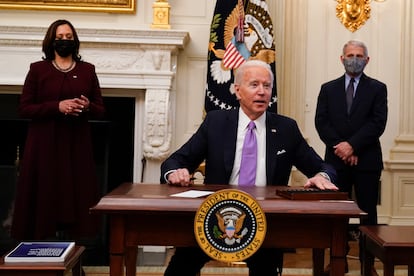 Joe Biden, acompañado por Kamala Harris y Anthony Fauci, atiende a los medios de comunicación en la Casa Blanca.