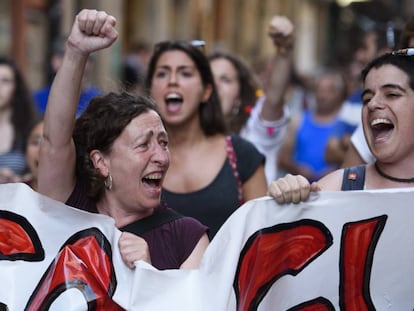 Mulheres protestam em Pamplona, nesta quinta-feira (2106) contra a liberdade provisória para a 