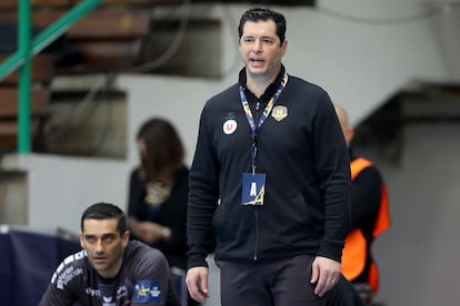 El entrenador del Nantes, Alberto Entrerríos, en un partido de la Champions de esta temporada.