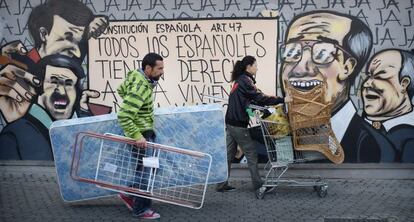 Vecinos de la corrala, el pasado jueves, llev&aacute;ndose sus pertenencias. 