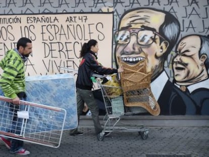 Vecinos de la corrala, el pasado jueves, llev&aacute;ndose sus pertenencias. 