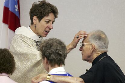 Katharine J. Schori bendice a un pastor y su esposa en su aniversario de boda durante una ceremonia en un templo de Bullhead (Arizona), en julio de 2006.