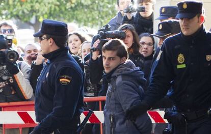 Miguel Carcaño es conducido por la policía a la Audiencia de Sevilla durante el reciente juicio por la muerte de Marta del Castillo.