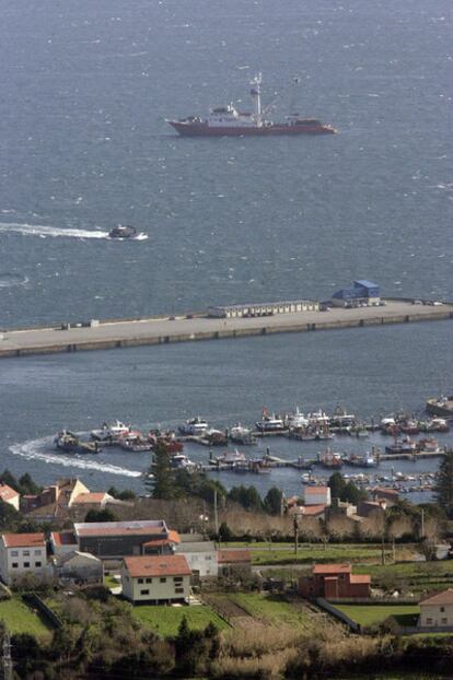 Barco fondeado a 200 metros de la ría de Arousa