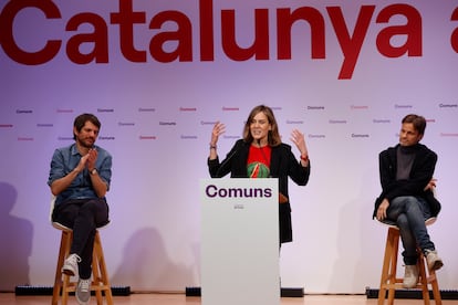 La diputada Jéssica Albiach, junto con Ernest Urtasun y Jaume Asens en un acto del partido