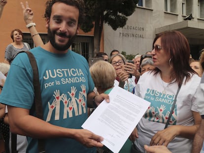 El médico de urgencias Jesús Candel, conocido como 'Spiriman', en una manifestación en Granada en 2017.