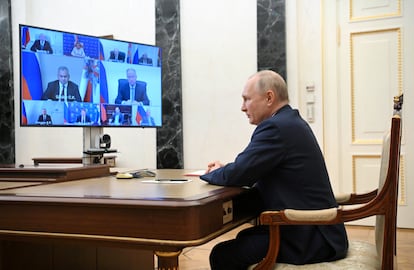 Putin se reúne a través de una videoconferencia con miembros del Consejo de Seguridad ruso, el pasado 14 de julio.