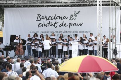 Actuació d'una coral juvenil durant la cerimònia per les víctimes del terrorisme a la plaça de Catalunya.