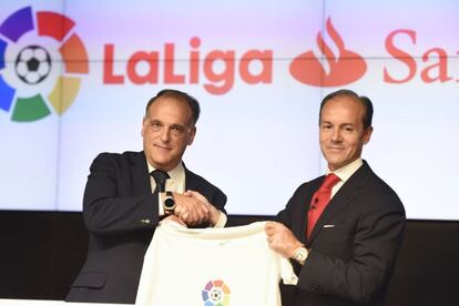 Firma del acuerdo entre La Liga y El Banco Santander.