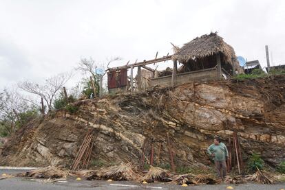 Un hombre observa la destrucción que ha dejado el ciclón en San Isidro del Palmar, Oaxaca, el 31 de mayo de 2022.