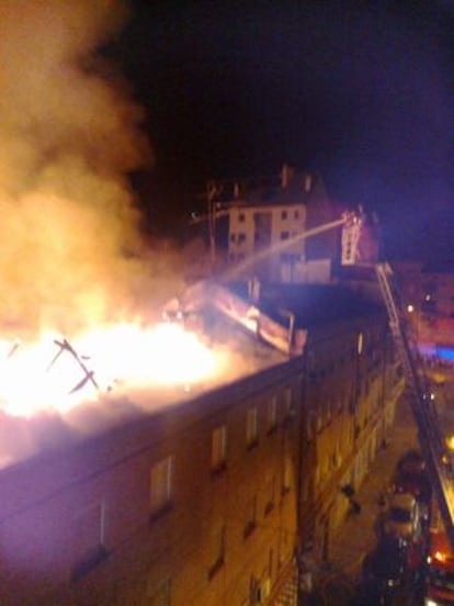 Un bombero en tareas de extinción del fuego