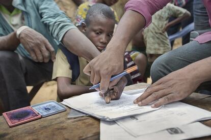 <p>Como el padre de Grenat no sabe escribir, firma con su huella dactilar la reintegración de su hijo en la familia ante la presencia de todos los vecinos del pueblo. La búsqueda de los parientes es la parte más costosa y difícil de todo el proceso de atención a estos menores. “A menudo las autoridades no saben qué hacer con los niños; los dan a los centros de acogida porque las estructuras de protección de la infancia solo llevan vivas 20 o 30 años. Pero las ONG tienen un criterio muy sólido de cómo ha de ser la integración de ese menor. Si no se le puede devolver a su casa, le dan una capacitación profesional para que sea económicamente independiente”. Además, las organizaciones también asesoran a los Gobiernos para erradicar la trata. “Me interesa poner en valor su labor porque es muy compleja, costosa y hay una dedicación honesta a cada niño. Este ha sido mi gran descubrimiento: no son un número; cada niño tiene su solución y su ruta de reinserción”. </p> <p>Para Palacios fue difícil limpiar el grano de la paja a la hora de determinar cuántos niños han sido devueltos. Desde que cada una de estas tres ONG [Carmelitas Vedruna, Mensajeros de la Paz y Misiones Salesianas] abrieron sus centros de acogida, algunas en 1995, la cifra de devoluciones fueron 1.527 hasta que cerré página de este proyecto”, afirma. </p>