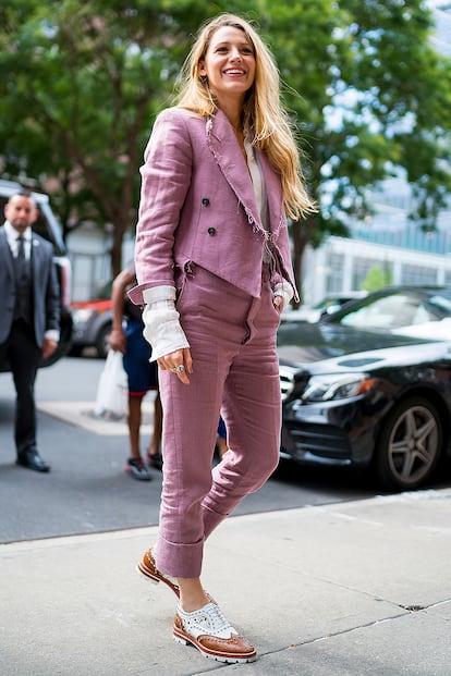 Traje rosa de Vivienne Westwood y camisa blanca de Sonia Rykiel son las claves de este look. Probablemente es el más discreto y simple de la lista, pero también el más fácil de copiar. No se necesita más que un traje de un color especial, una camisa clásica y unos zapatos Oxford (los suyos son de Louboutin) para acertar en la oficina.
