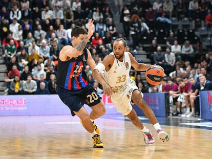 Lance del partido entre el Asvel y el Barcelona, donde Laprovittola trata de robar el balón.