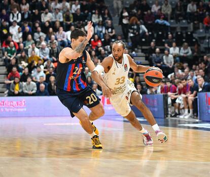 Lance del partido entre el Asvel y el Barcelona, donde Laprovittola trata de robar el balón.