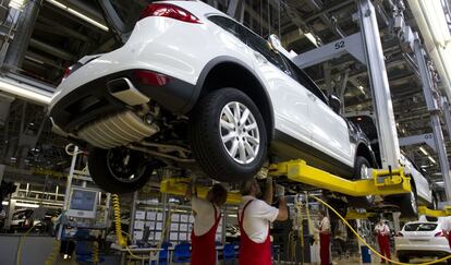 Cadena de montaje del modelo Porsche Cayenne en la planta de Leipzig.