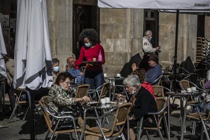 Varios clientes disfrutan del buen tiempo en las terrazas de la plaza de España de Vitoria.