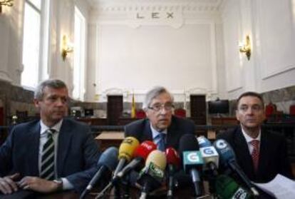 El presidente del Tribunal Superior de Xustiza de Galicia (TSXG), Miguel Ángel Cadenas (c), el vocal para Galicia del Consejo General del Poder Judicial, Manuel Almenar (d) y el vicepresidente de la Xunta, Alfonso Rueda (i), asistieron a la reunión de seguimiento del plan de actuación ante la presentación masiva de demandas por preferentes.-EFE/Archivo