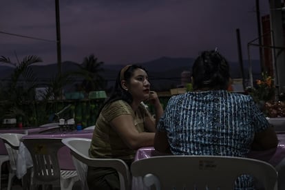 La organización de los pueblos indígenas y las policías comunitarias desplazaron a los partidos políticos, convirtiéndose así Ayutla en el primer municipio de Guerrero en gobernarse por usos y costumbres.